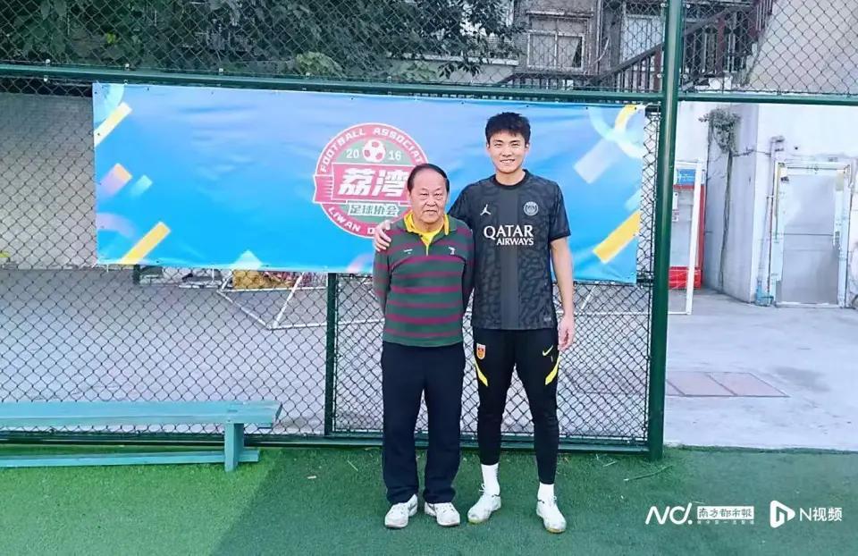 AG体育登录入口-李昊启蒙教练：他小时候本不爱守门，但我认为他天赋异禀遂哄他试试